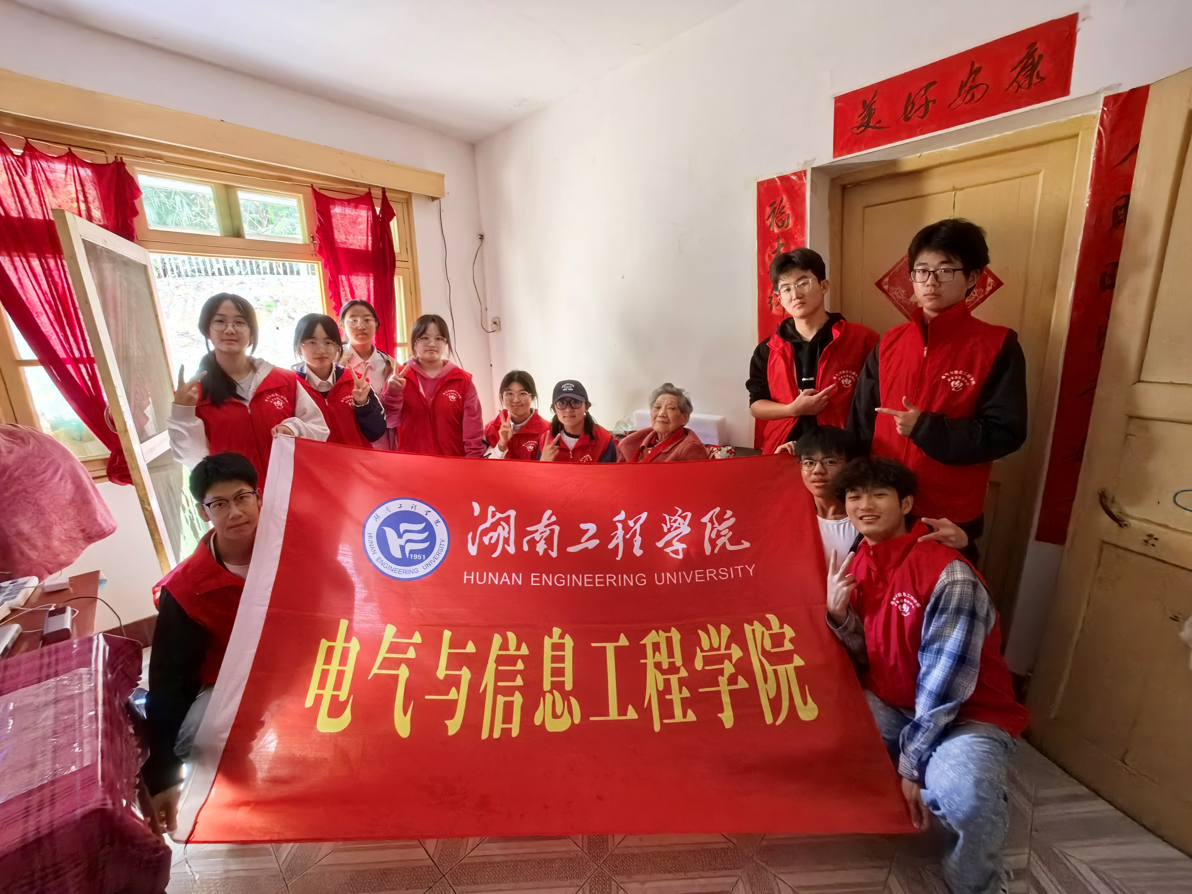 青春踐初心 薪火永相傳—— 0638太陽(yáng)集團(tuán)官網(wǎng)開(kāi)展青年志愿者看望老黨員主題活動(dòng)